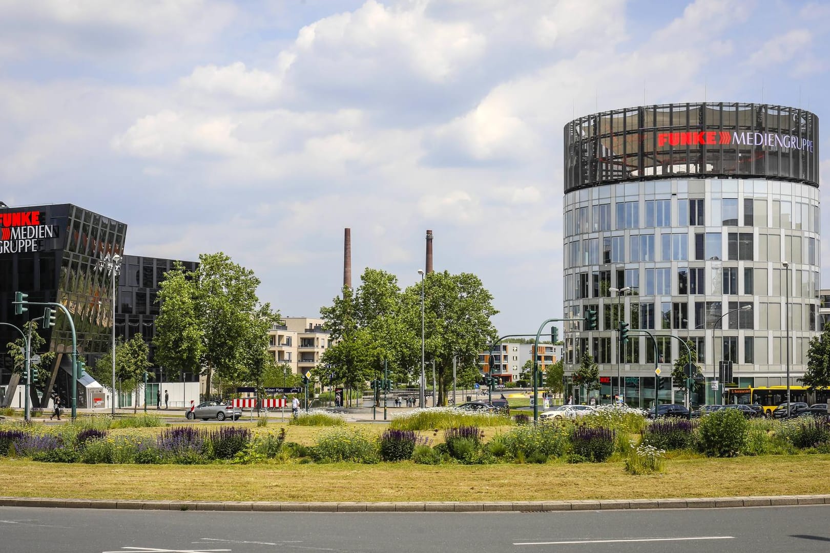 Medienhaus (l.) und Medienturm der Funke-Medien-Gruppe am Berliner Platz in Essen: Gegen das Druckhaus der "WAZ" ging am Dienstagabend eine Bombendrohung ein.