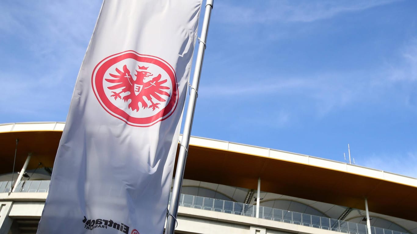 Eine Eintracht-Frankfurt-Flagge an der Commerzbank-Arena beim Geisterspiel gegen Mönchengladbach: Der Verein hat mehr als 500.000 Euro für den guten Zweck gesammelt.