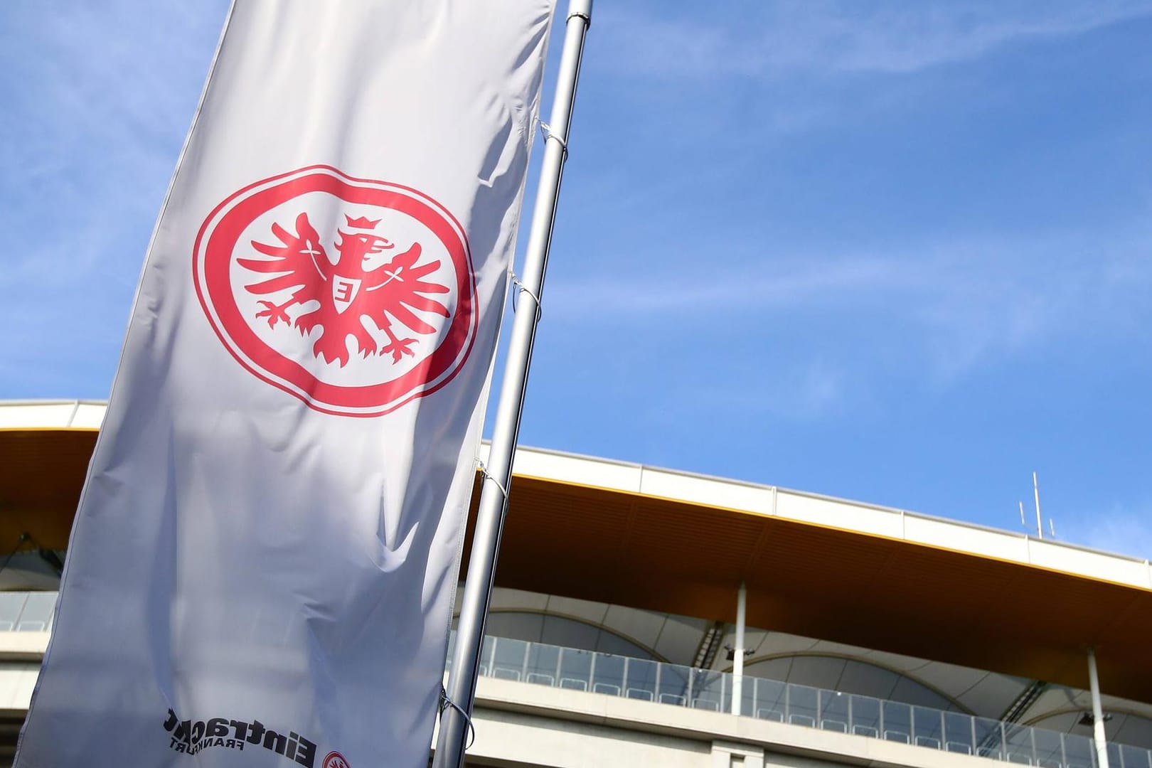 Eine Eintracht-Frankfurt-Flagge an der Commerzbank-Arena beim Geisterspiel gegen Mönchengladbach: Der Verein hat mehr als 500.000 Euro für den guten Zweck gesammelt.