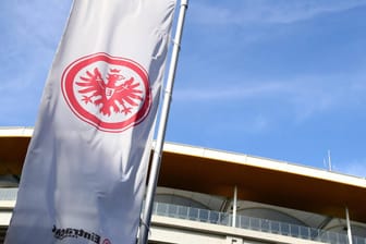 Eine Eintracht-Frankfurt-Flagge an der Commerzbank-Arena beim Geisterspiel gegen Mönchengladbach: Der Verein hat mehr als 500.000 Euro für den guten Zweck gesammelt.