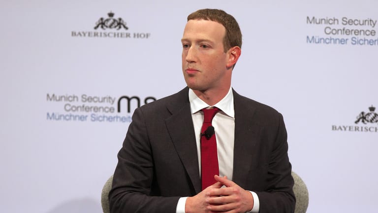 Facebook-Gründer Mark Zuckerberg auf der Münchner Sicherheitskonferenz: Wegen der Trump-Nachrichten steht er nun unter Druck, sich zu rechtfertigen.