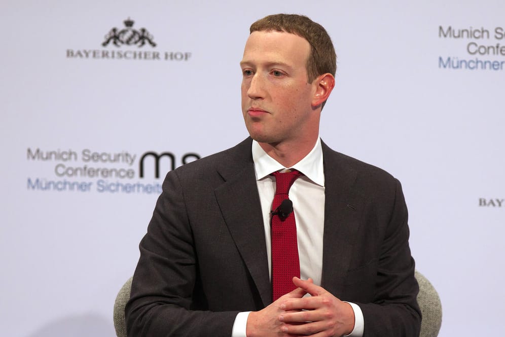Facebook-Gründer Mark Zuckerberg auf der Münchner Sicherheitskonferenz: Wegen der Trump-Nachrichten steht er nun unter Druck, sich zu rechtfertigen.