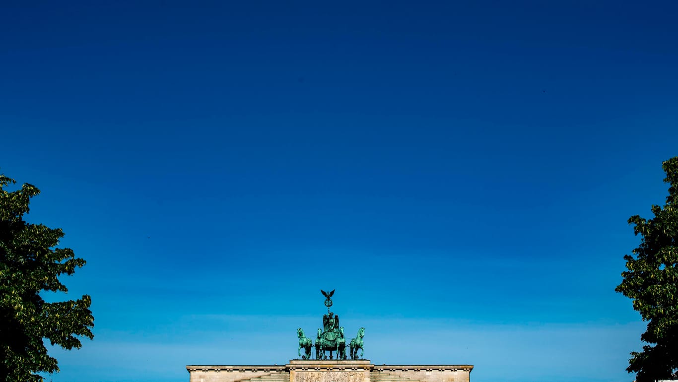 So blau zeigte sich der Berliner Himmel heute morgen über dem Brandenburger Tor: Auch heute soll es wieder sommerlich warm werden.