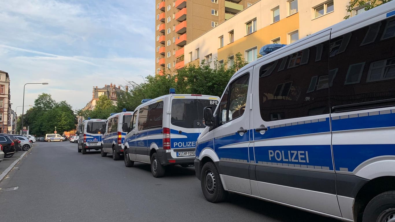 Einsatz der Frankfurter Polizei: Am Mittwochmorgen wurden 27 Objekte wegen Betrugsverdacht durchsucht.