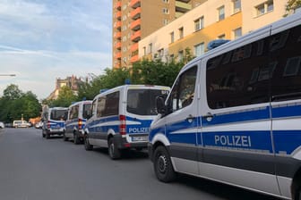 Einsatz der Frankfurter Polizei: Am Mittwochmorgen wurden 27 Objekte wegen Betrugsverdacht durchsucht.