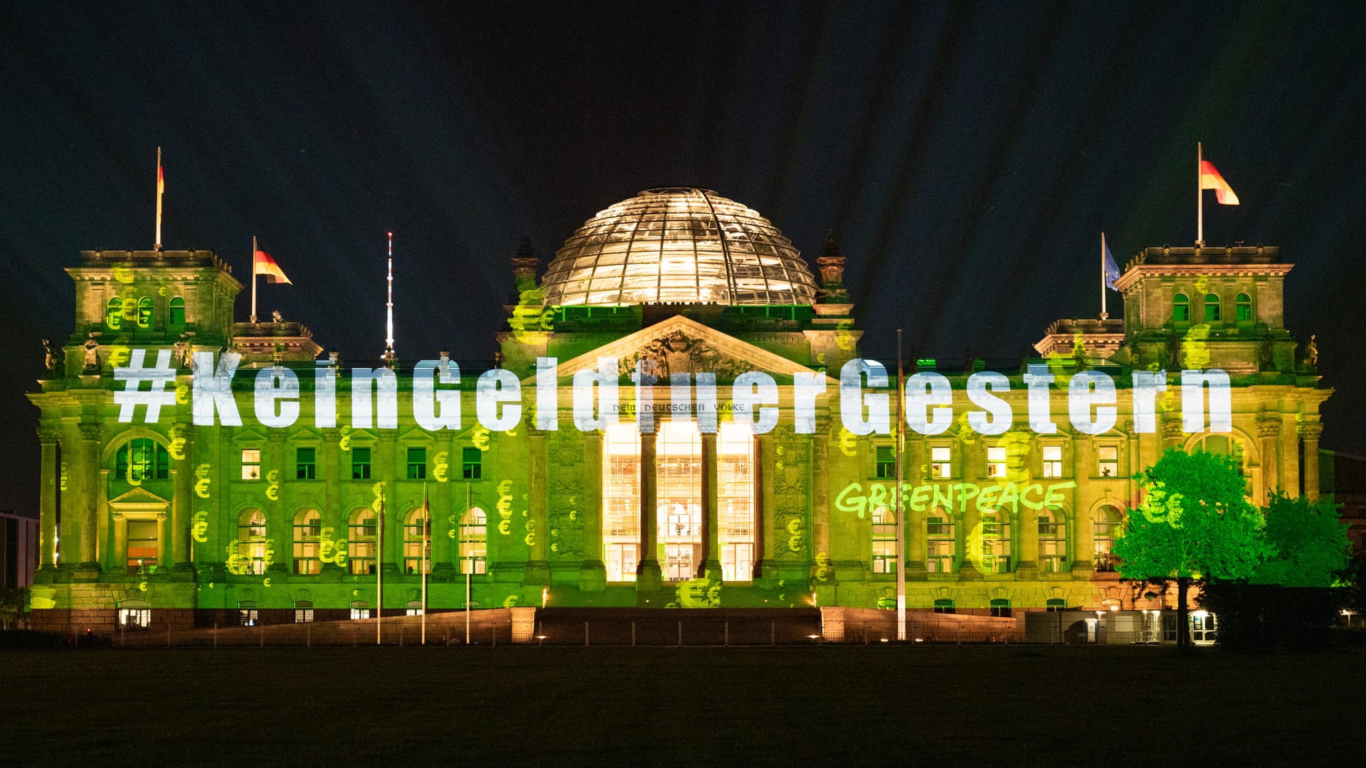 Greenpeace-Aktivisten projizieren «#KeinGeldfuerGestern» auf das Reichstagsgebäude.