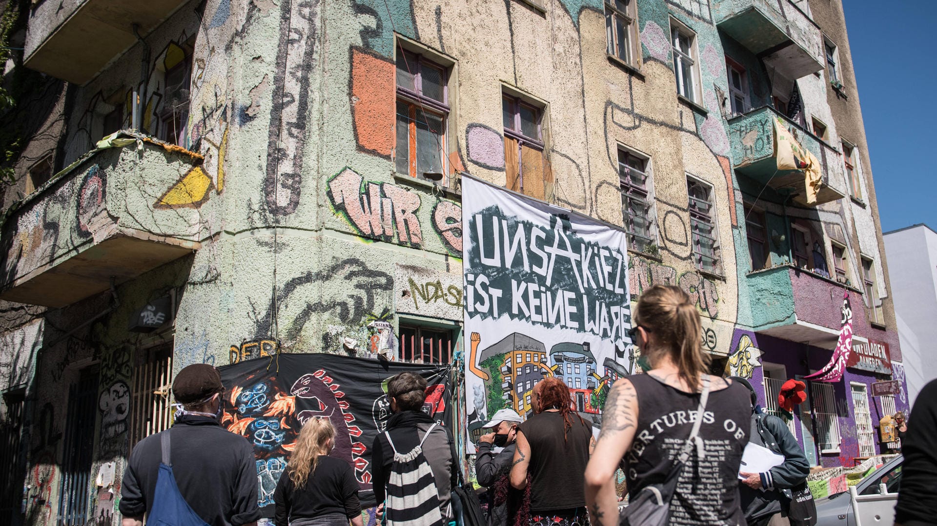 Teilnehmer einer Pressekonferenz am 2. Juni vor dem besetzten Haus in der Liebigstraße 34 in Berlin-Friedrichshain: Das Haus muss geräumt werden.