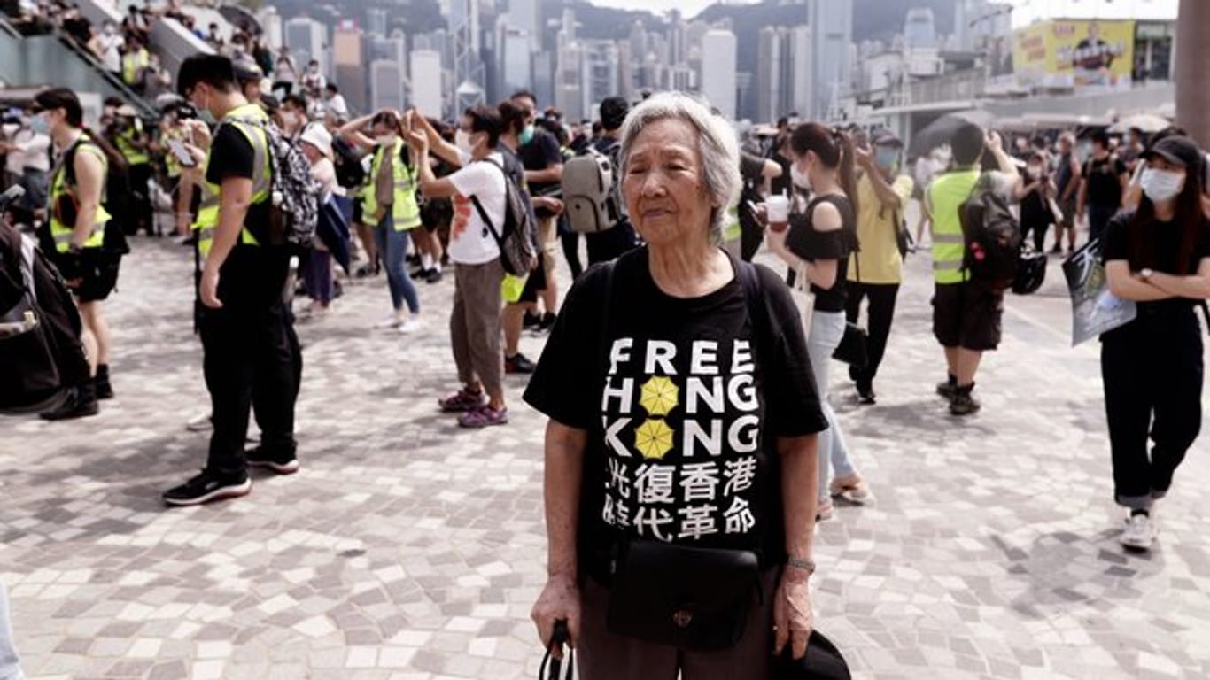 Eine ältere Frau bei einem Protest in Hongkong.