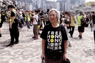 Eine ältere Frau bei einem Protest in Hongkong.