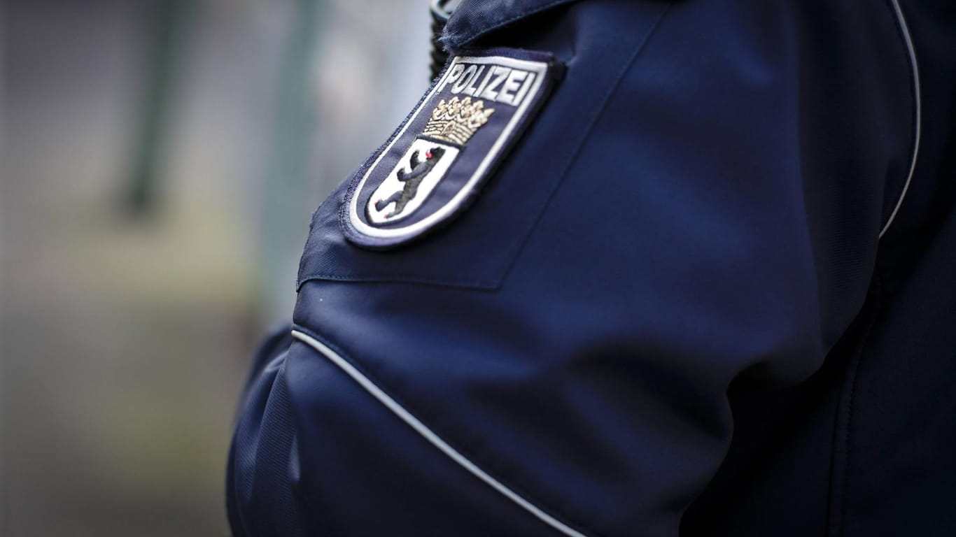 Das Emblem der Berliner Polizei auf einer Uniform: In einer Klinik ist ein 66-Jähriger nach einer Prügelei gestorben.