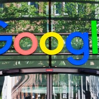 Eingang zu Google: Den Suchmaschinenanbieter erwartet eine Riesensammelklage.