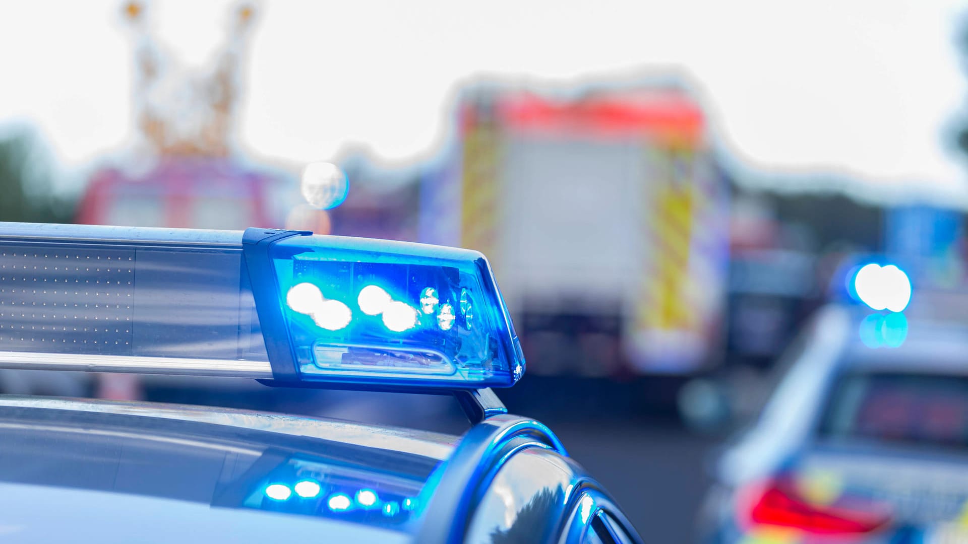 Blaulicht leuchtet auf einem Polizeiwagen (Symbolbild): Bei Dortmund ist ein Bauarbeiter schwer verletzt worden. Blaulicht leuchtet auf einem Polizeiwagen (Symbolbild): Bei Dortmund ist ein Bauarbeiter schwer verletzt worden.