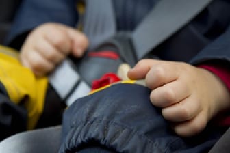 Ein Kleinkind in einem Kindersitz: Eine Mutter hatte ihren Sohn im Auto zurückgelassen, um einkaufen zu gehen. Das Kind musste befreit werden. (Symbolfoto)