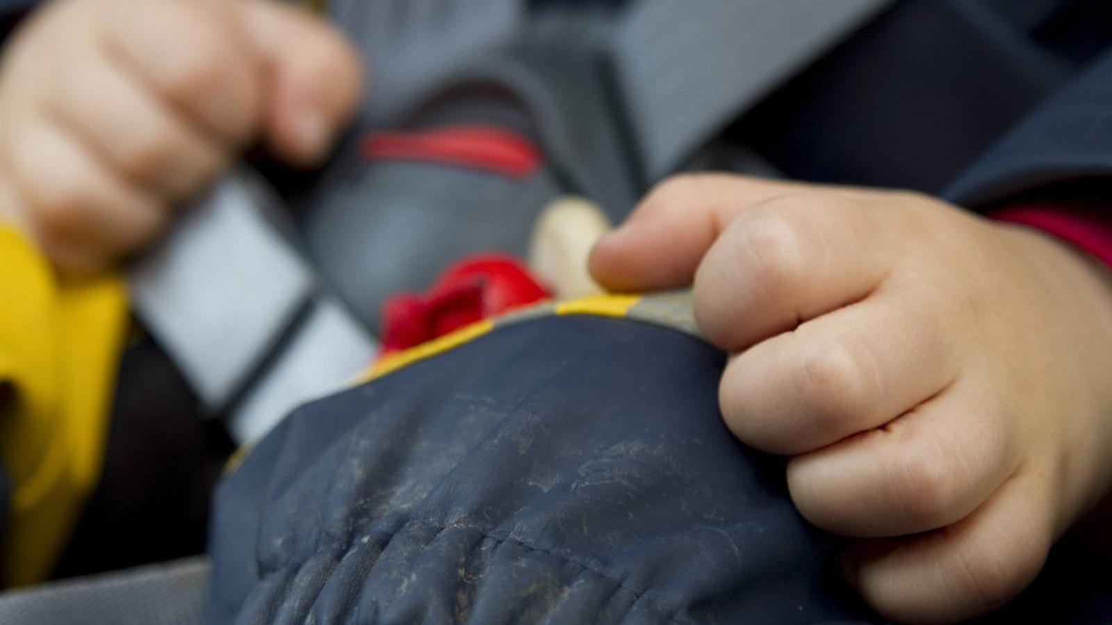 Ein Kleinkind in einem Kindersitz: Eine Mutter hatte ihren Sohn im Auto zurückgelassen, um einkaufen zu gehen. Das Kind musste befreit werden. (Symbolfoto)