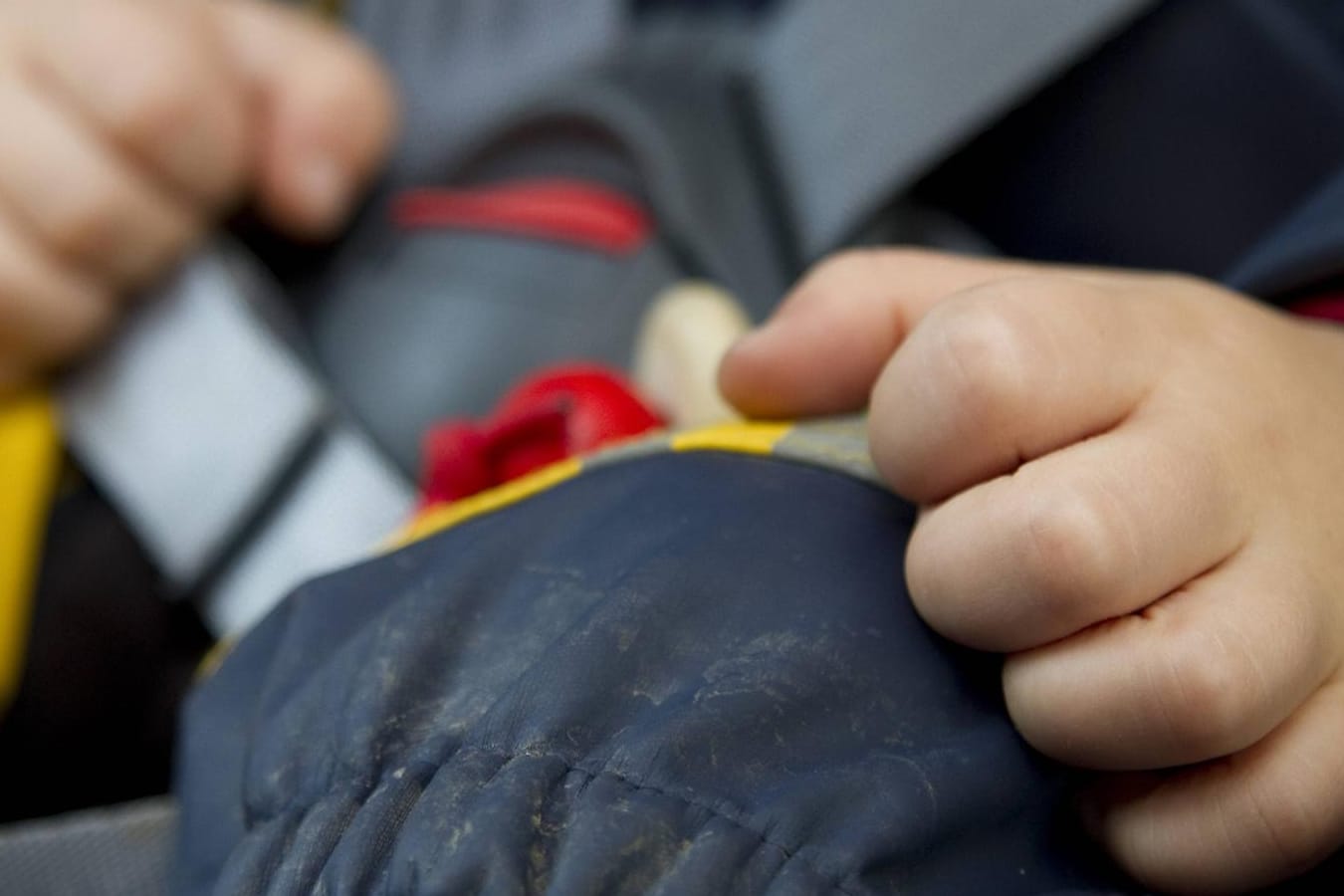 Ein Kleinkind in einem Kindersitz: Eine Mutter hatte ihren Sohn im Auto zurückgelassen, um einkaufen zu gehen. Das Kind musste befreit werden. (Symbolfoto)