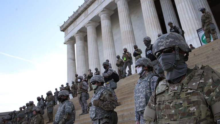 Nationalgardisten auf den Stufen des Lincoln Memorial: Der Einsatz zieht heftige Kritik auf sich.