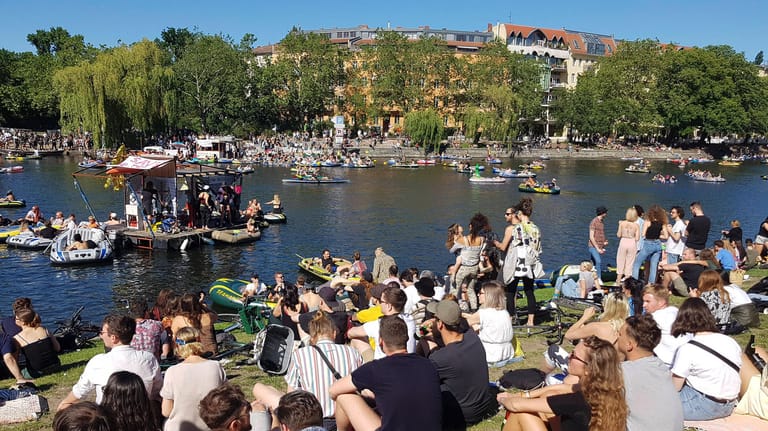 Teilnehmer der Demo ""Ravekultur retten auf dem Landwehrkanal und Urbanhafen: Die Veranstaltung rief viel Protest hervor.