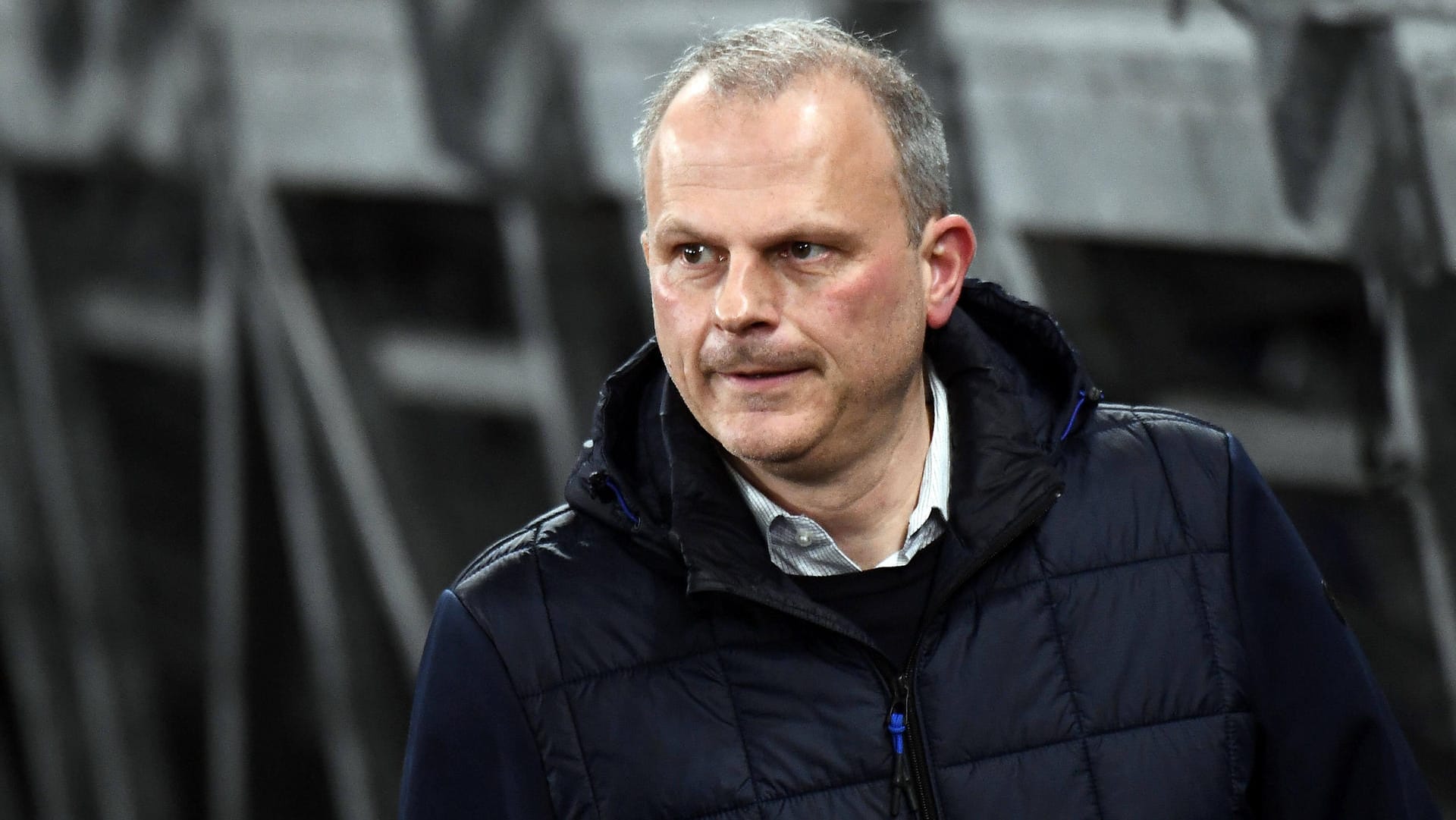 Jochen Schneider: Schalkes Sportvorstand ist der Meinung, dass die Spieler sich nicht in einer benachteiligten Position sehen sollen. Jochen Schneider: Schalkes Sportvorstand ist der Meinung, dass die Spieler sich nicht in einer benachteiligten Position sehen sollen.