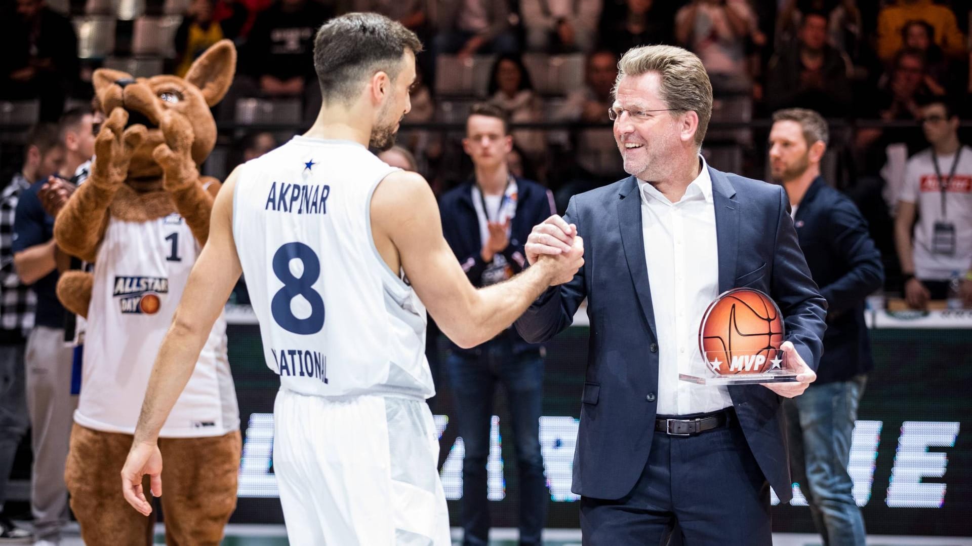 Stefan Holz: Der Chef der BBL erlaubt seinen Spielern, so wie in der Bundesliga auch, keine politischen Äußerungen während des Ligabetriebs.