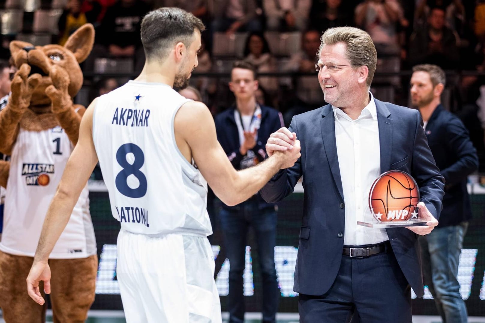 Stefan Holz: Der Chef der BBL erlaubt seinen Spielern, so wie in der Bundesliga auch, keine politischen Äußerungen während des Ligabetriebs.