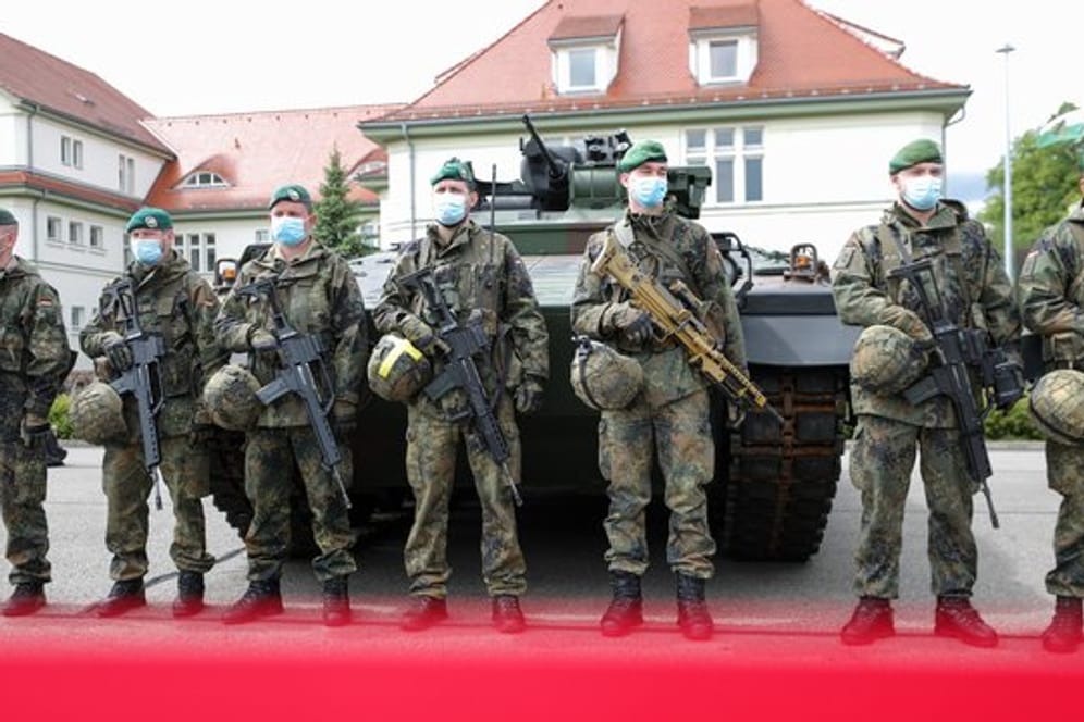 Soldaten der Panzergrenadierbrigade 37 vor einem Schützenpanzer "Marder".