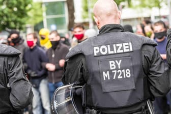 Die Polizei steht einer rechtsextremen Gruppierung gegenüber: Die Zahl der rechtsextremen Gefährder in Deutschland steigt.