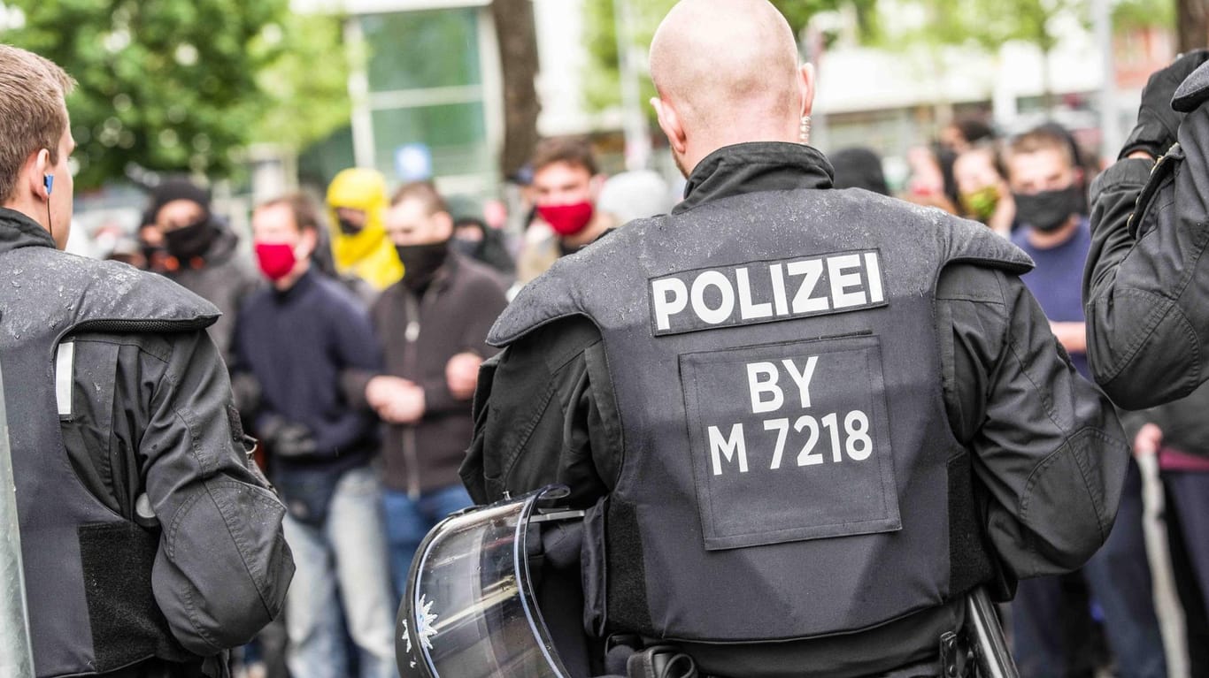 Die Polizei steht einer rechtsextremen Gruppierung gegenüber: Die Zahl der rechtsextremen Gefährder in Deutschland steigt.