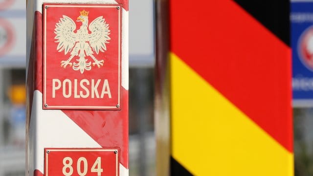 Grenzpfähle an einem ehemaligen Grenzübergang zwischen Deutschland und Polen. Grenzpfähle an einem ehemaligen Grenzübergang zwischen Deutschland und Polen.