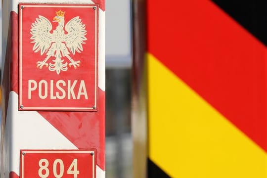 Grenzpfähle an einem ehemaligen Grenzübergang zwischen Deutschland und Polen.