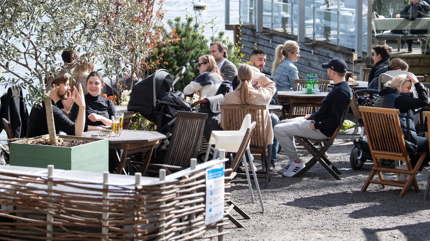 Menschen genießen die Frühlingssonne in einem Restaurant in Stockholm (Archivbild): Das skandinavische Land hatte während der Corona-Pandemie keinen Lockdown ausgerufen.