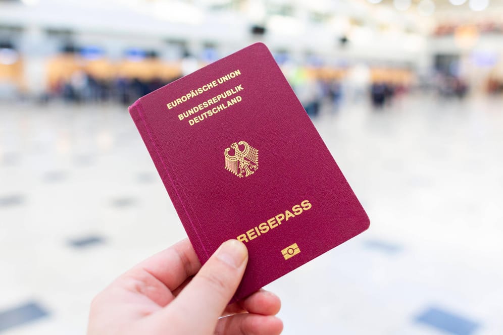 Pass und Ausweis: Ziel der geplanten Änderungen ist es laut Bundesinnenministerium, die Fälschung von Ausweisen zu erschweren.