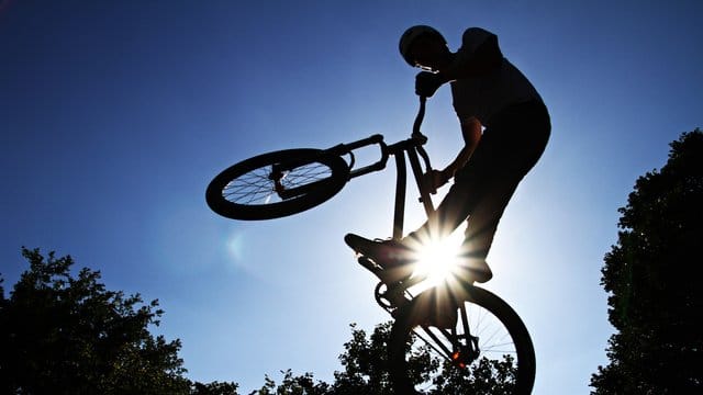 Bei solchen Sprüngen mit dem BMX-Rad sollte man sich auf seinen Helm verlassen können. Bei solchen Sprüngen mit dem BMX-Rad sollte man sich auf seinen Helm verlassen können.