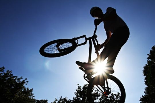 Bei solchen Sprüngen mit dem BMX-Rad sollte man sich auf seinen Helm verlassen können.