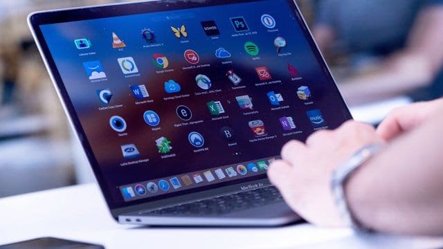 Ein Macbook Air: Auf macOS-Rechnern hat Apple eine Sicherheitslücke geschlossen. Ein Macbook Air: Auf macOS-Rechnern hat Apple eine Sicherheitslücke geschlossen.