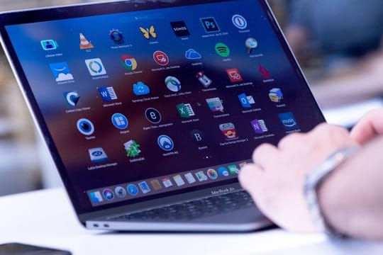Ein Macbook Air: Auf macOS-Rechnern hat Apple eine Sicherheitslücke geschlossen.