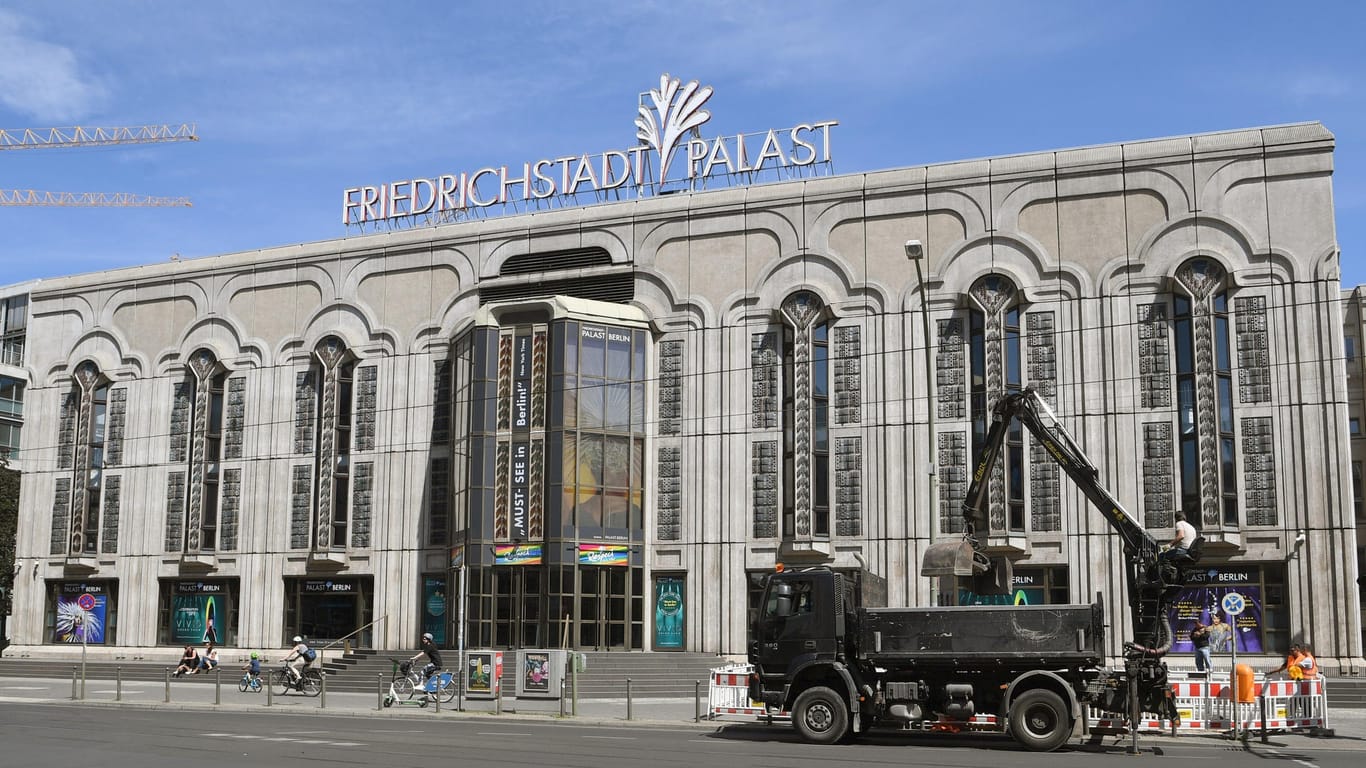 Blick auf den Friedrichstadt-Palast: In dem Theater sollen Sanierungsarbeiten durchgeführt werden.