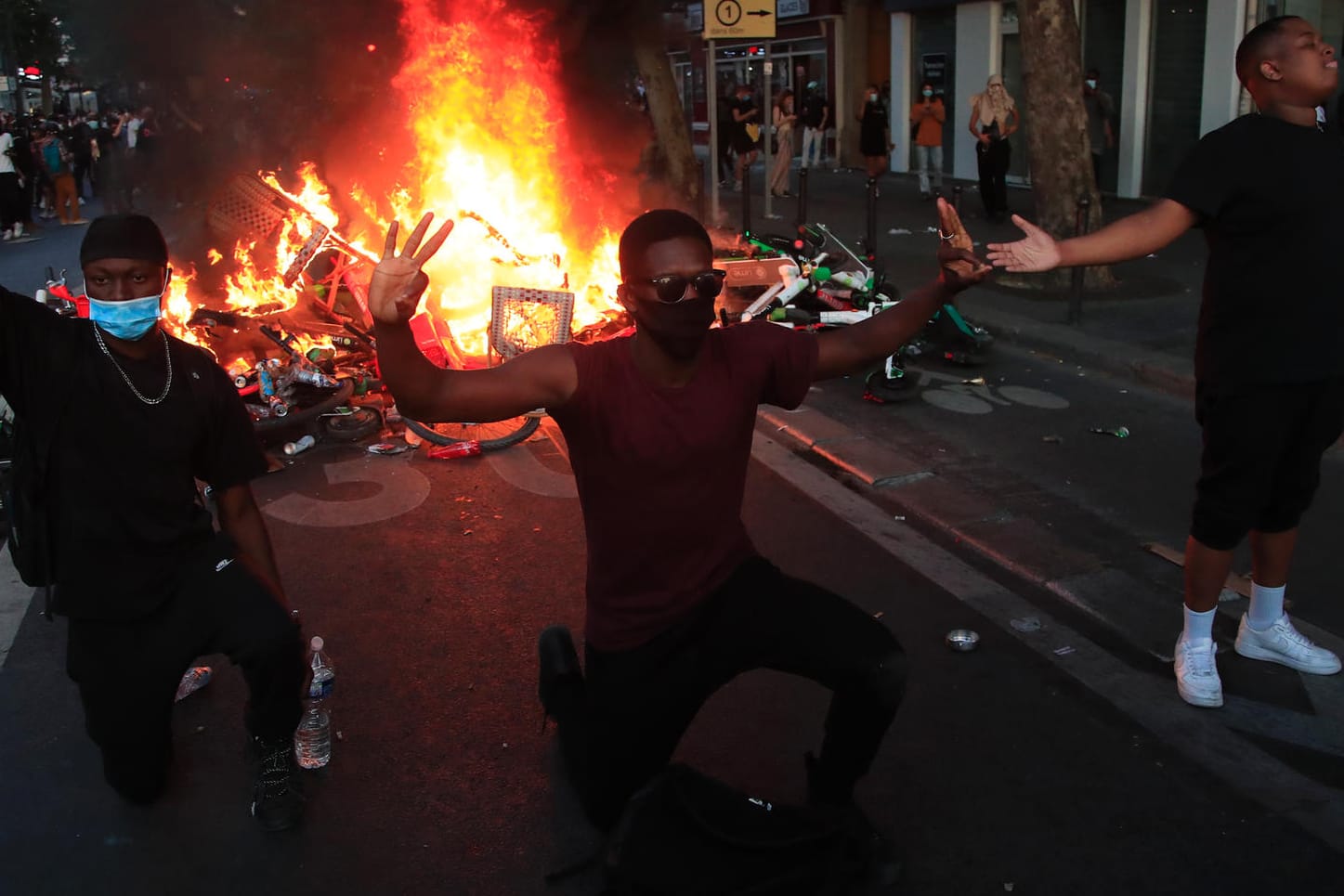 Demonstranten knien vor einer brennenden Barrikade in Paris: Auch in Frankreich starben zuletzt immer wieder Menschen in Polizeigewahrsam.