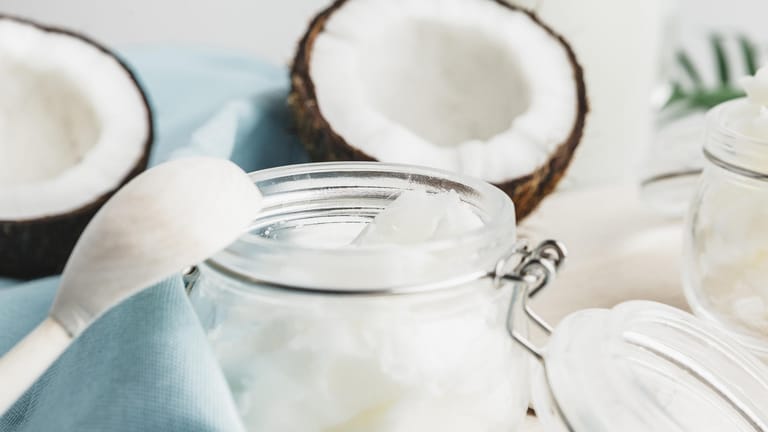 Kokosöl kaufen: Das exotische Öl lässt sich vielseitig für die Körperpflege, zum Abnehmen oder Kochen verwenden.