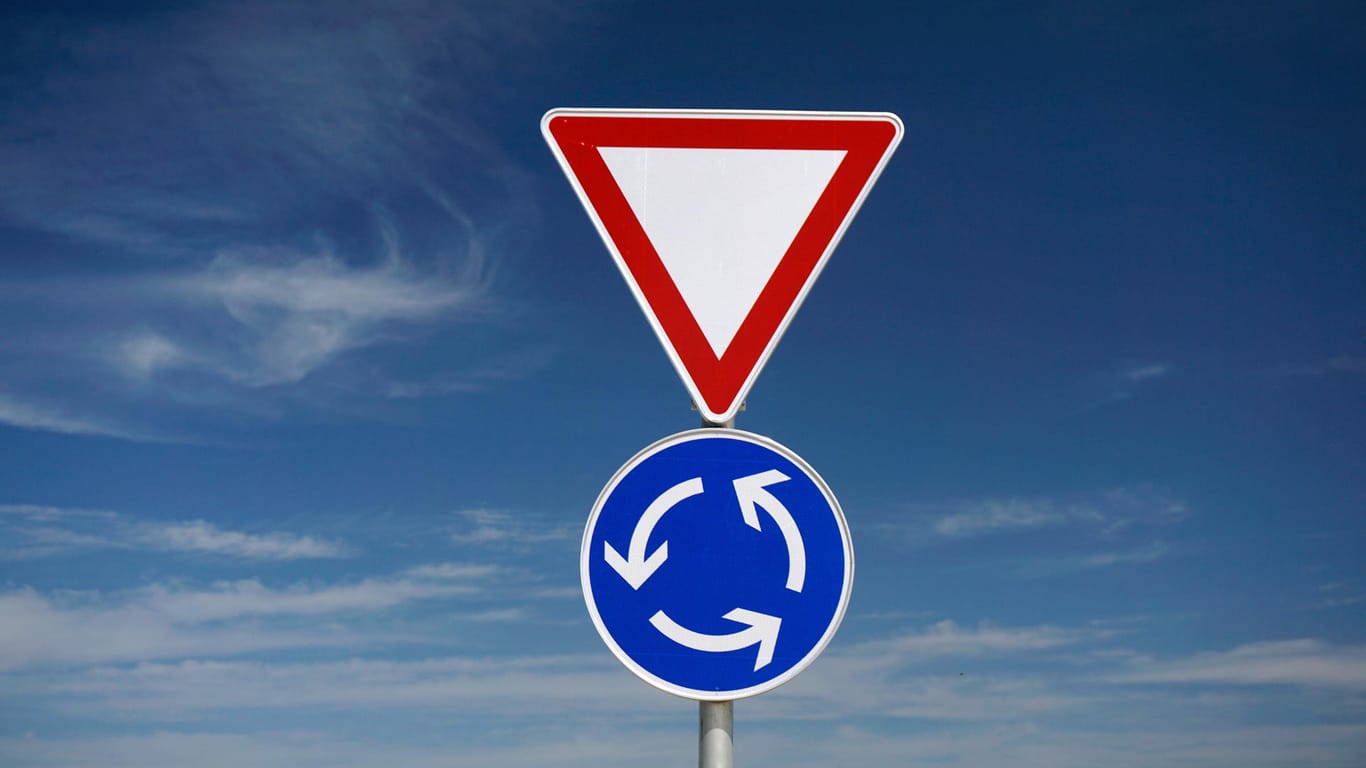 Ein Schild weist auf einen Kreisverkehr hin (Symbolbild): In Hagen wird ein großer Kreisverkehr gebaut.
