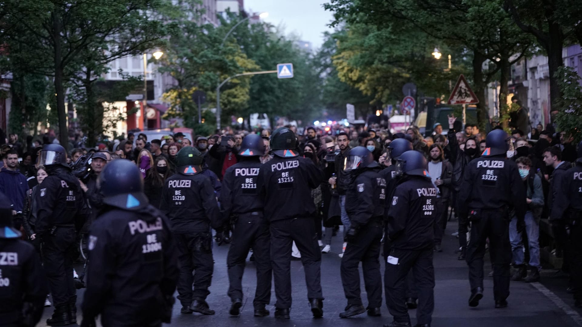 Demonstranten und Polizisten stehen sich gegenüber: Die Polizei könnte demnächst verpflichtet sein, auf Demonstrationen zu deeskalieren.