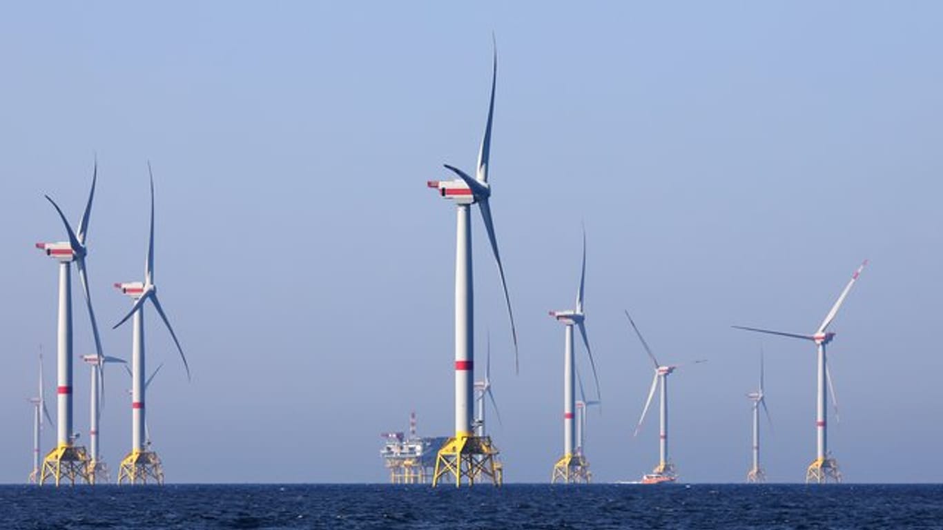 Windräder des Windparks Iberdrola "Wikinger" in der Ostsee vor Rügen.