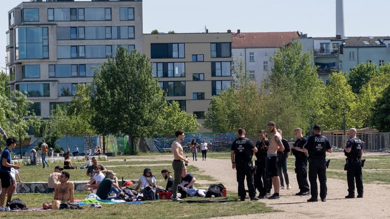 Die Berliner Polizei kontrolliert im Berliner Mauerpark eine Gruppe: Viele Berliner halten sich an die Corona-Regeln, aber das gute Wetter verlockt auch zu Verstößen.