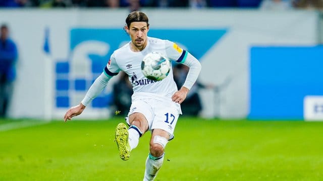 Nach acht Monaten verletzungsbedingter Pause ist Benjamin Stambouli beim FC Schalke 04 ins Training zurückgekehrt.