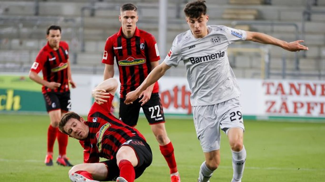 Bayer Leverkusen kämpft noch um den Verbleib von Kai Havertz (r).