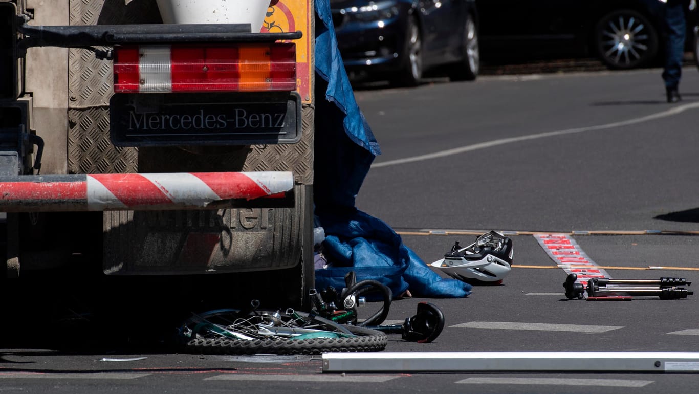 Ein zerstörtes Rad liegt unter einem Lkw-Reifen: Bei einem Unfall am Petersburger Platz/Ecke Mühsamstraße in Friedrichshain ist eine Frau gestorben.