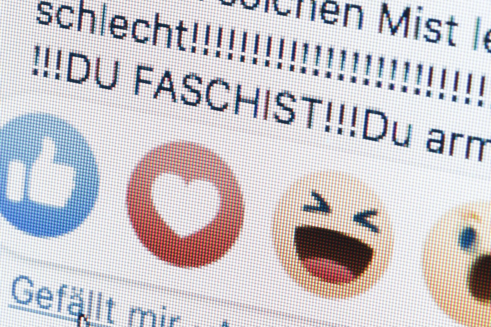 Symbolbild zum Thema Hasskommentare in sozialen Netzwerken: Durch das verschärfte NetzDG sind mehr Verfahren möglich.