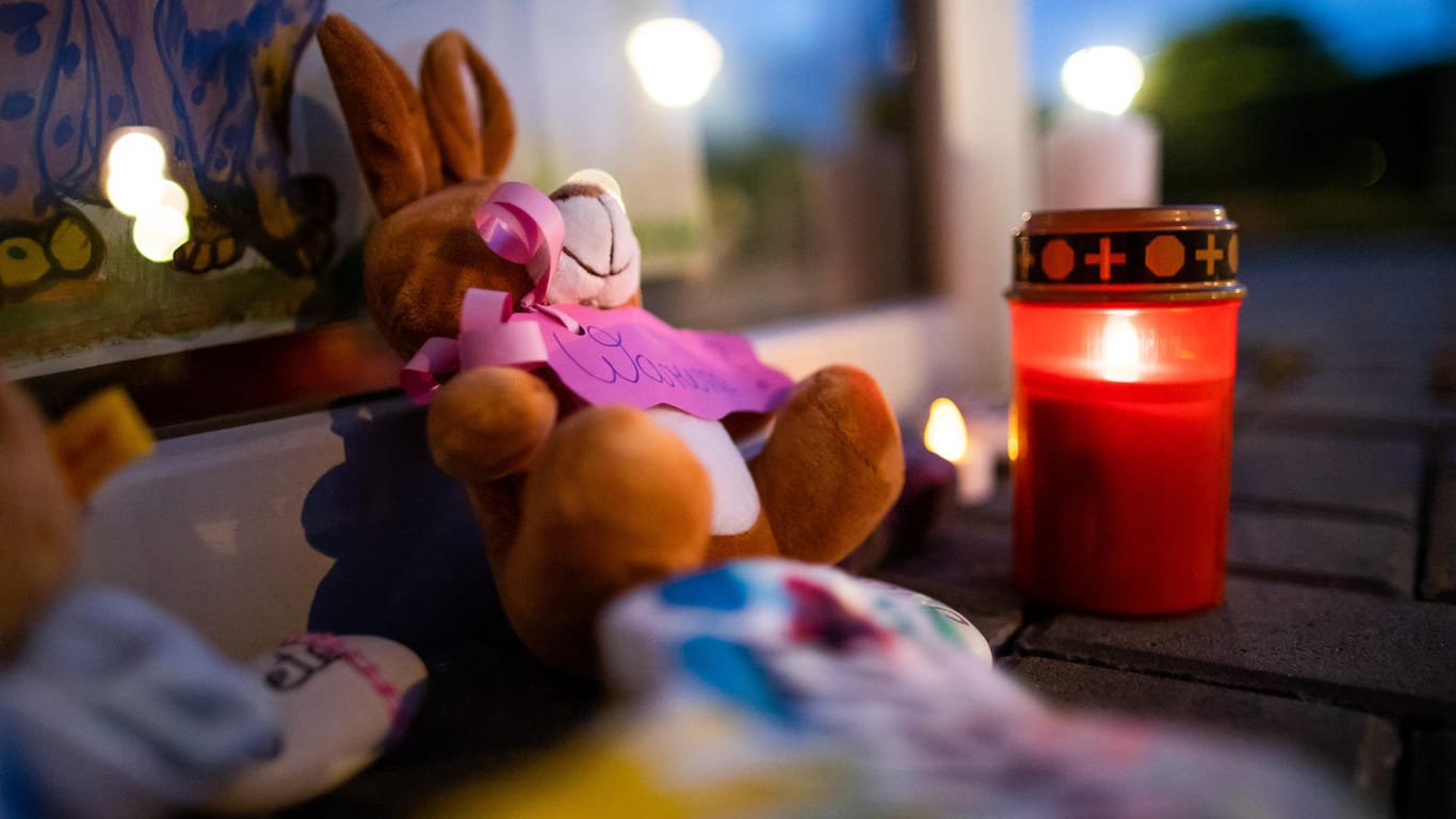 Plüschtiere und Kerzen erinnern an die kleine Greta in Viersen: Die Dreijährige ist von einer psychisch kranken Kita-Erzieherin getötet worden.