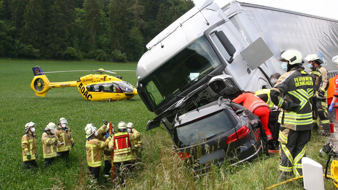 Die Unfallstelle an der Bundesstraße 17 bei Denklingen: Die vier Insassens des Wagens starben noch vor Ort.