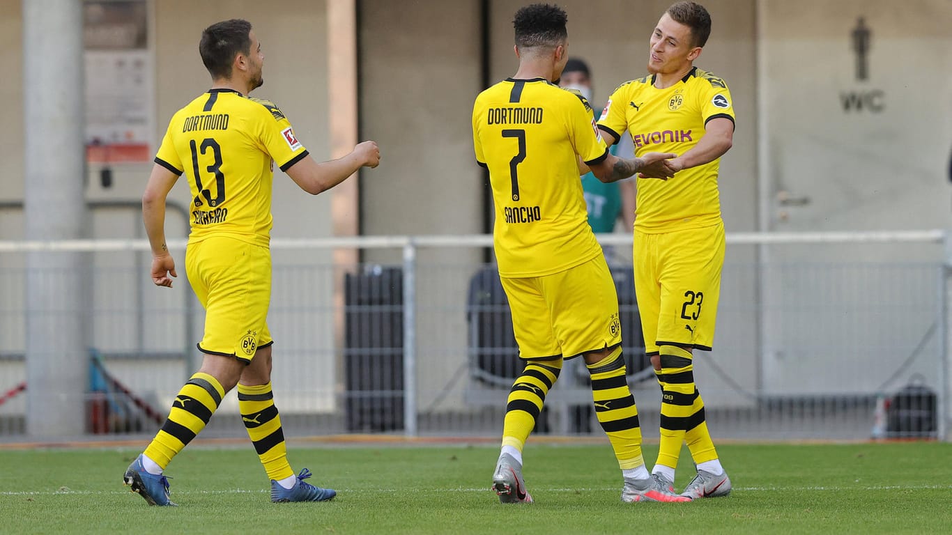 BVB-Star Sancho (M.) jubelt mit Guerreiro (li.) und Hazard: Die Dortmunder sollen nun gegen die Corona-Regeln verstoßen haben.