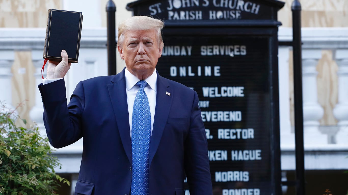 US-Präsident Donald Trump posiert für einen Fototermin mit einer Bibel vor einer Kirche: Für den Termin mussten Polizisten von der Polizei geräumt werden.
